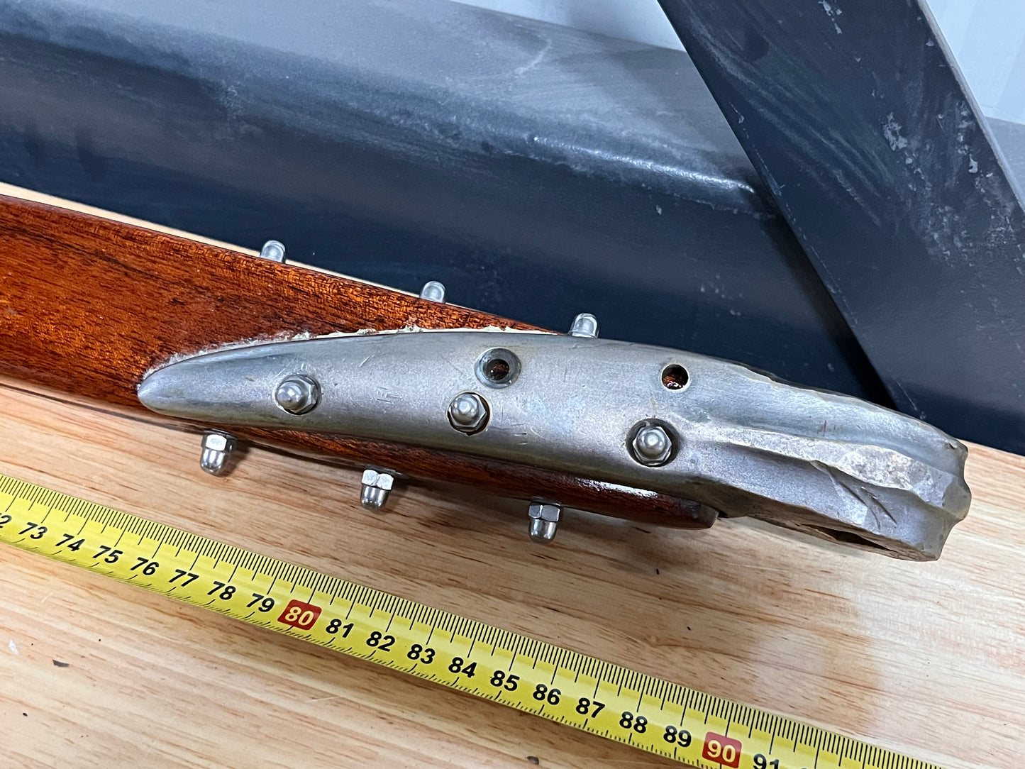 Houten helmstok met bronzen beslag 90 cm