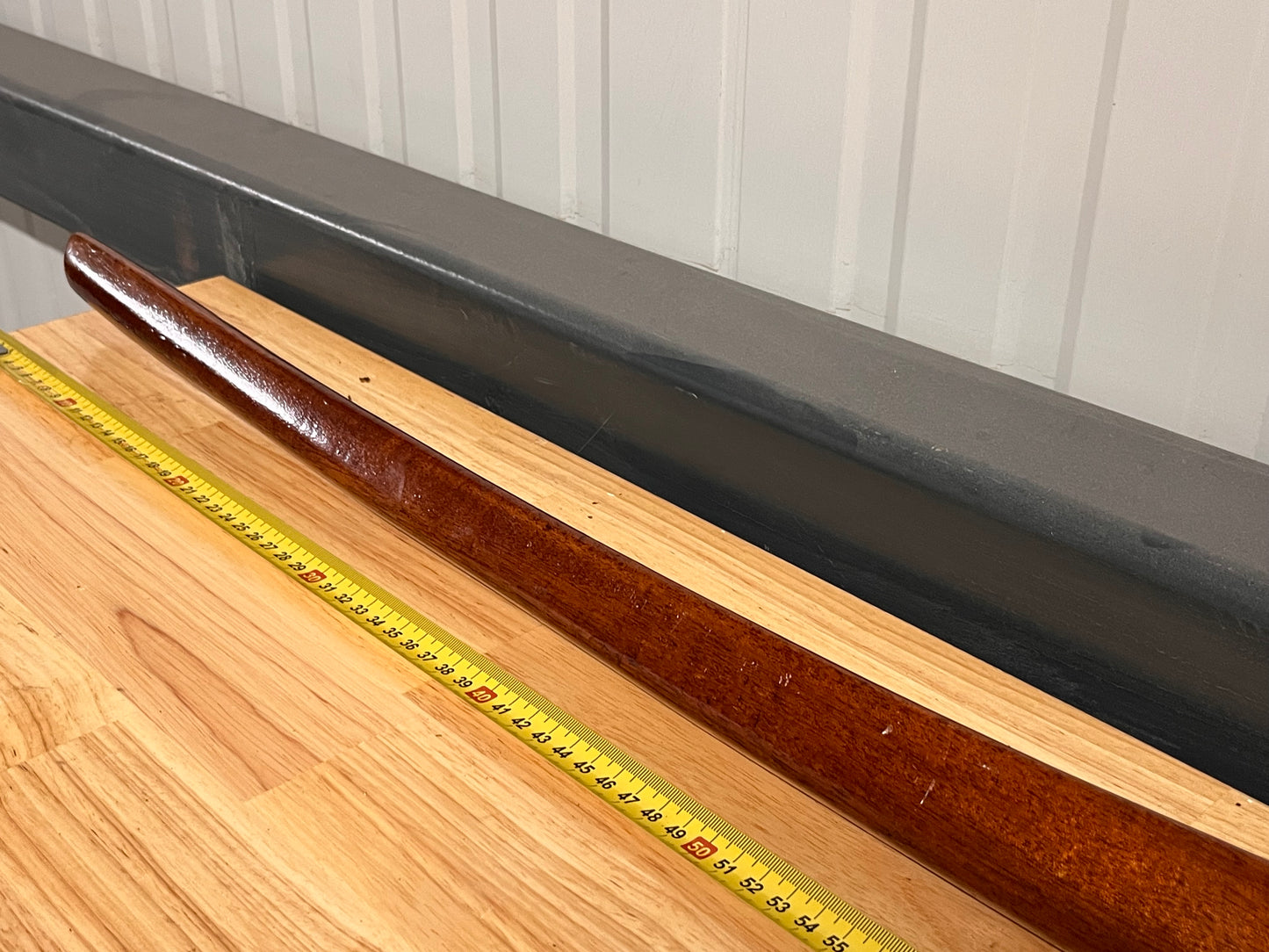 Houten helmstok met bronzen beslag 90 cm