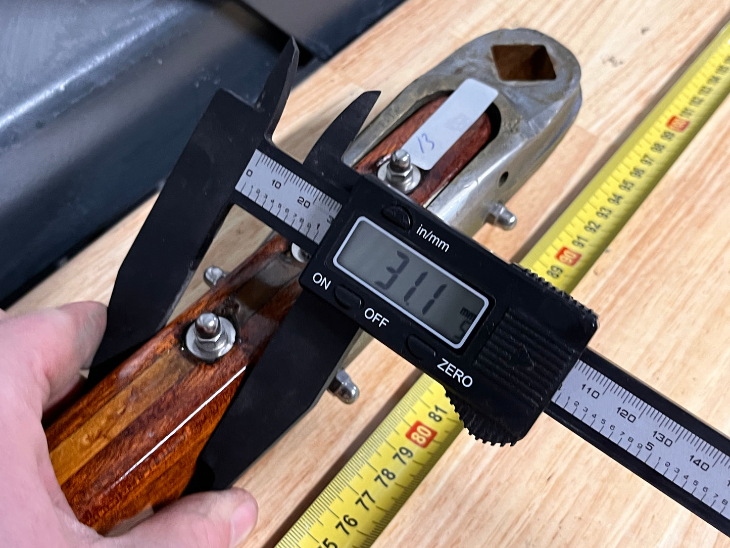 Houten helmstok met bronzen beslag 90 cm