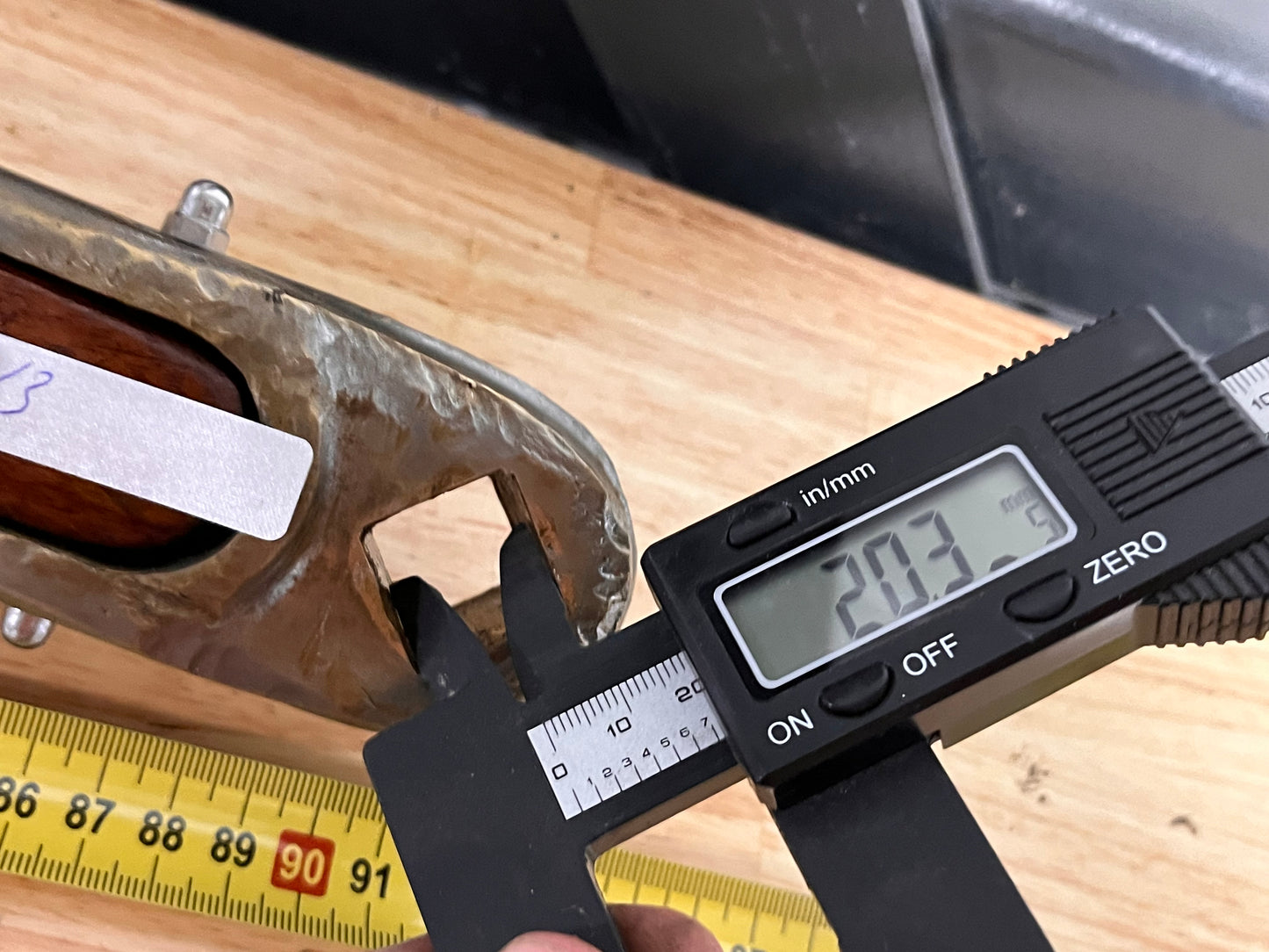 Houten helmstok met bronzen beslag 90 cm