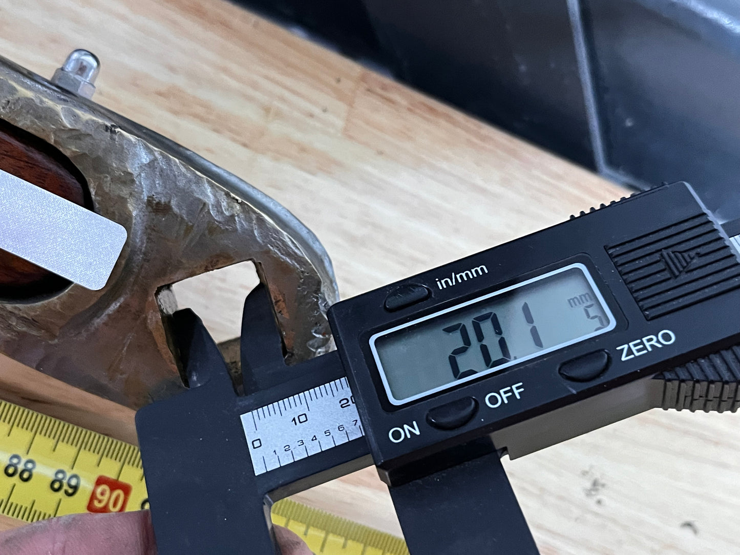 Houten helmstok met bronzen beslag 90 cm