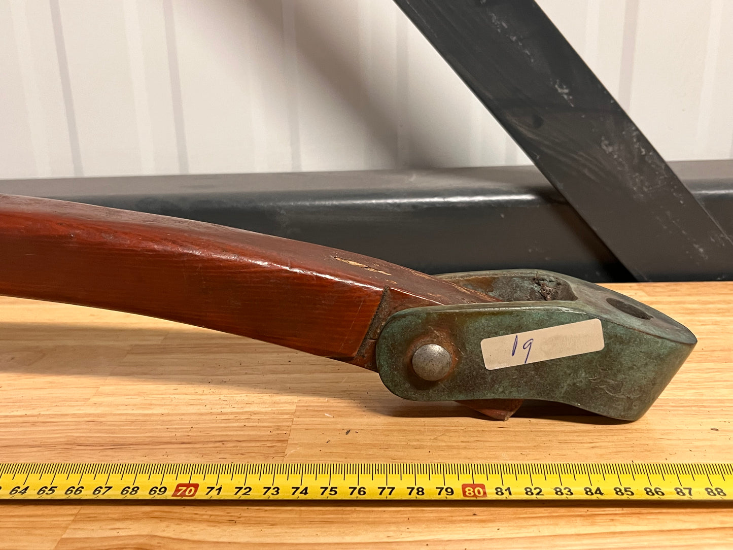 Houten helmstok 85 cm met bronzen beslag