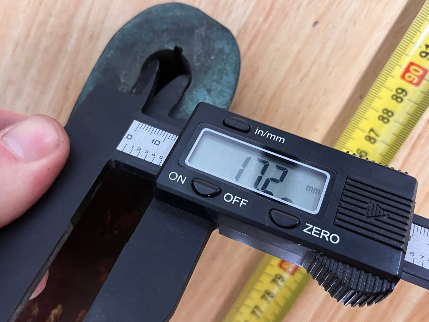 Houten helmstok 85 cm met bronzen beslag