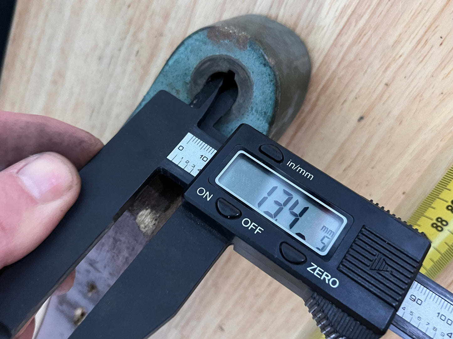 Houten helmstok 85 cm met bronzen beslag