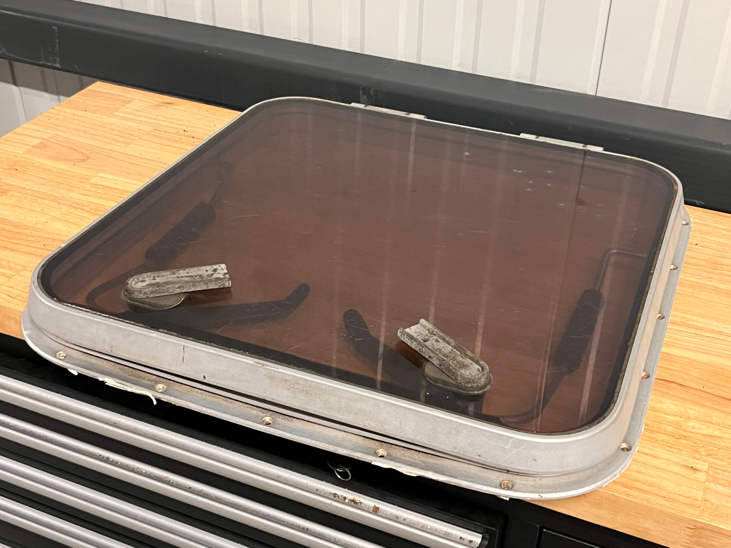 Dekluik / vluchtluik 560 x 550 mm