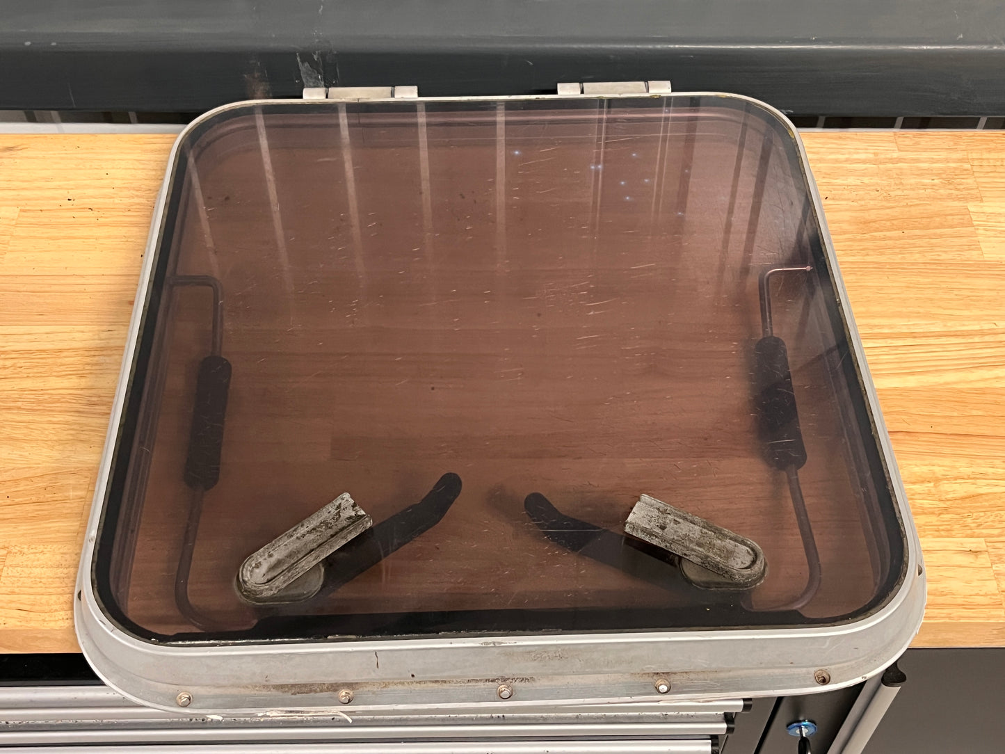 Dekluik / vluchtluik 560 x 550 mm