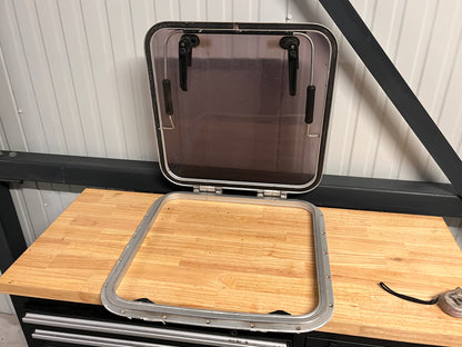 Dekluik / vluchtluik 560 x 550 mm