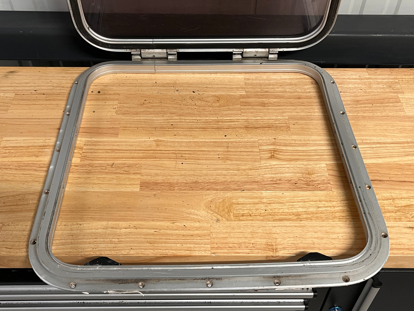 Dekluik / vluchtluik 560 x 550 mm