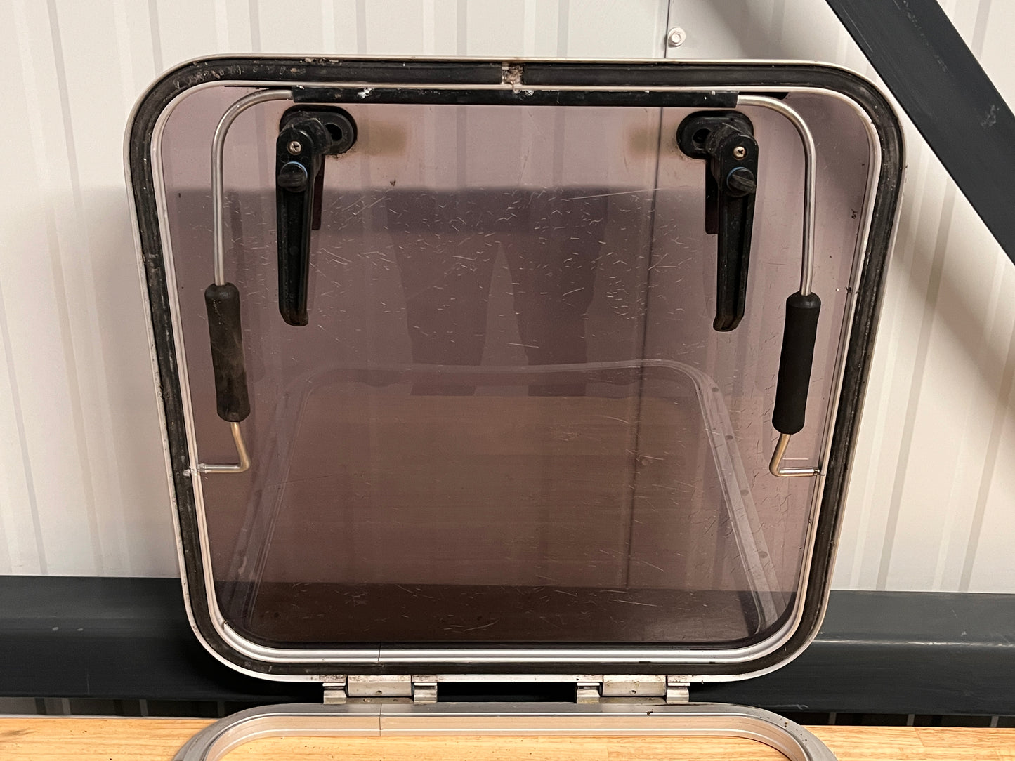 Dekluik / vluchtluik 560 x 550 mm