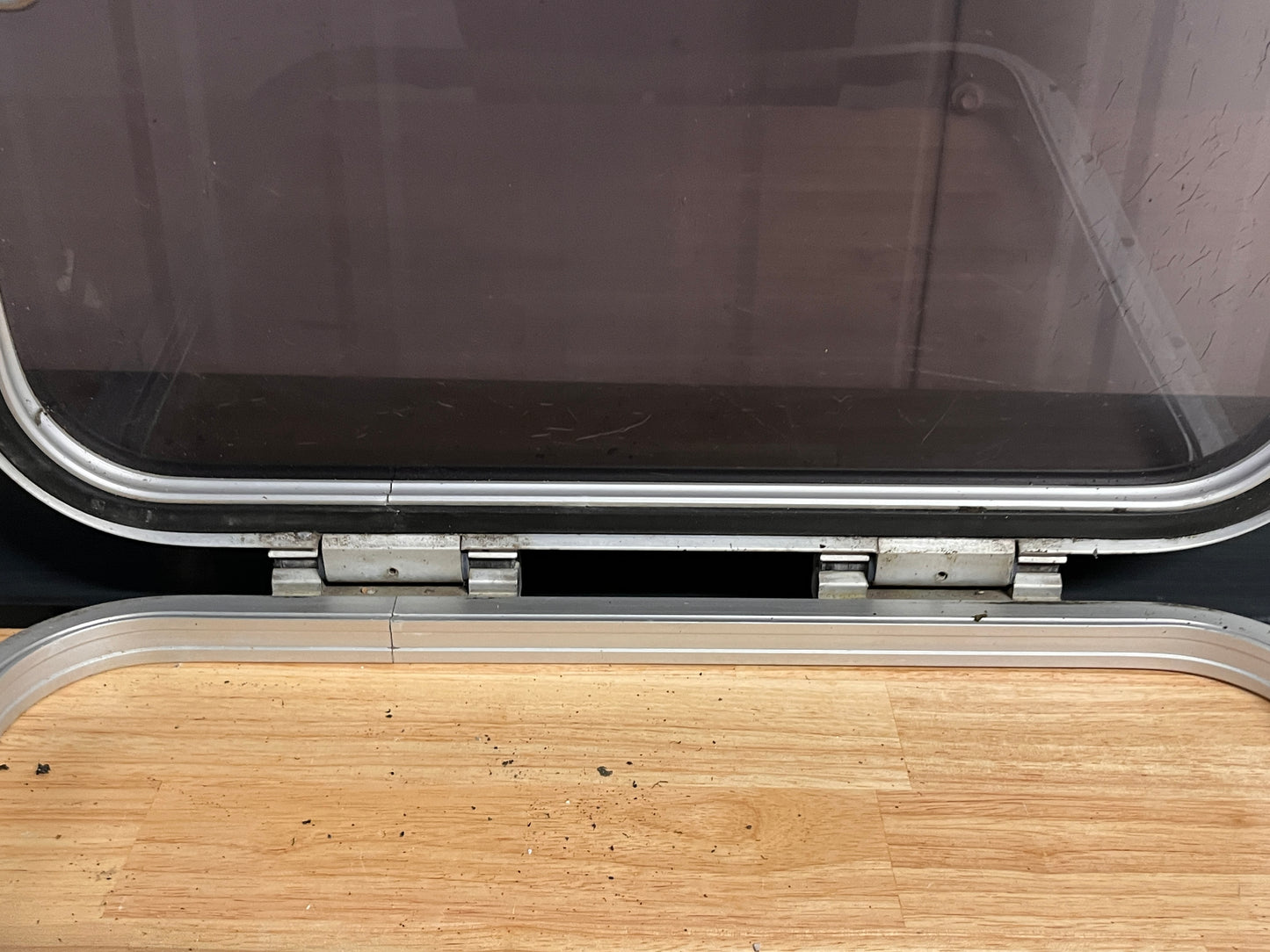 Dekluik / vluchtluik 560 x 550 mm